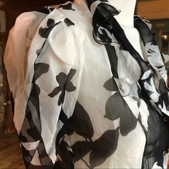 Beautiful silk Elie Tahari blouse - Picture 5 of 10